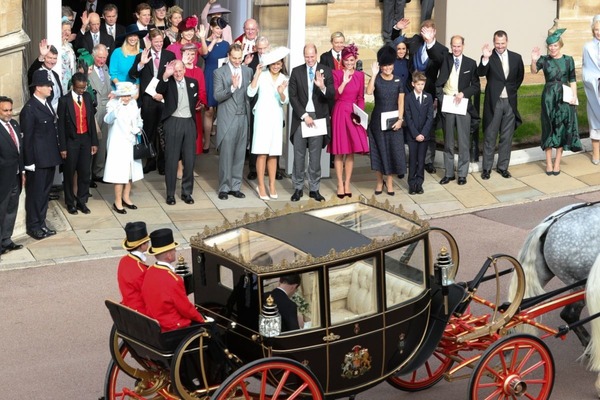 Mesdames et messieurs, nous sommes en direct de la petite chapelle du château des Windsor pour assister au mariage de Charles et Camilla !