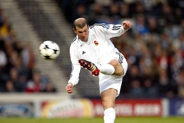 Lors de la finale de 2002, contre quelle équipe Zinédine Zidane a-t-il inscrit un but d'anthologie ?