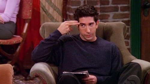 Quel mot dit Ross quand il fait ce geste, et pour Rachel, qu'est-ce que cela signifie ?