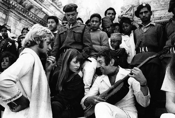 Gainsbourg est à l'affiche avec Birkin dans "Les Chemins de Katmandou", réalisé par André Cayatte en 1969. Quel romancier en fera par la suite un roman, "Les Chemins de Katmandou"?