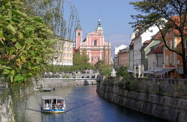 Dans quelle ville peut-on faire un tour sur le fleuve Ljubanica ?