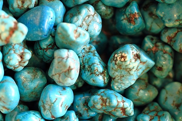 Quelle est la couleur de la pierre de turquoise, devenue assez rare de nos jours ?