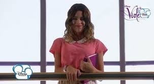Dans le premier épisode de la saison 2 dans quel lieu se trouve Violetta ?