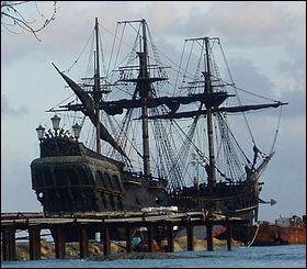 Comment s'appelle le bateau dans la saga cinématographique "Pirates des Caraïbes" ?