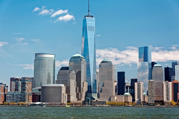 Quelle tour a remplacé les tours jumelles du World Trade Center à New York, aux États-Unis ?