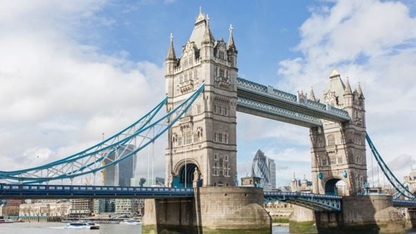 En Angleterre, à Londres, comment se nomme le pont basculant au-dessus du fleuve de la Tamise ?