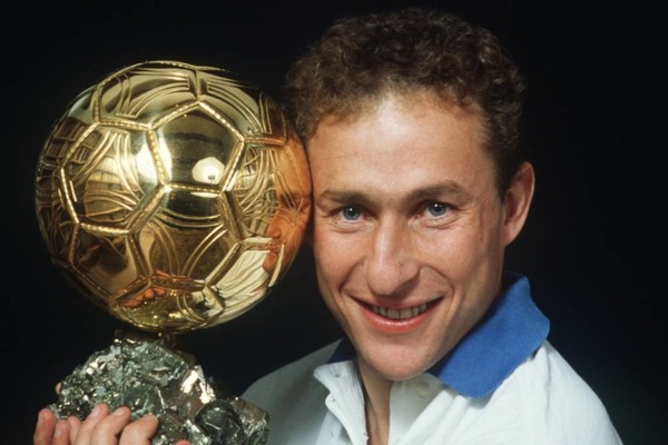 A la fin de l'année 91, Jean-Pierre remporte le Ballon d'Or. Quelle est la particularité de sa récompense ?