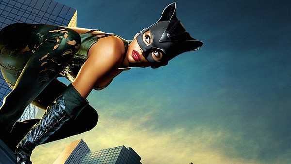 Quelle actrice est cachée sous le masque de la sexy Catwoman dans le film de 2004 ?