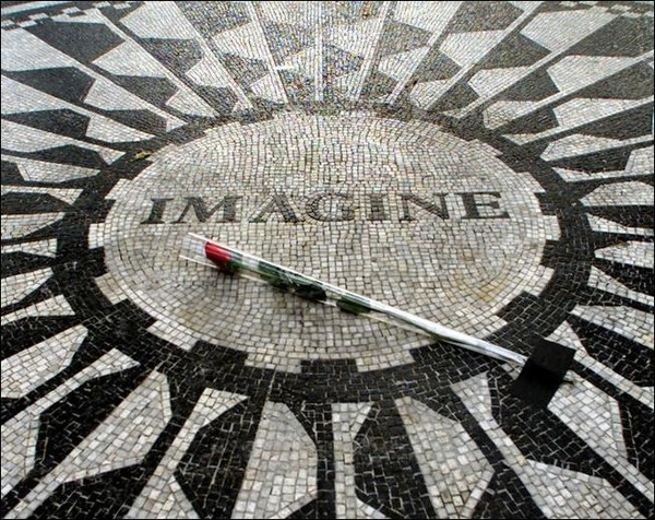Le 8 décembre 1980 à 22h52, John Lennon est abattu de quatre balles par un déséquilibré. Qui est toujours emprisonné pour l'assassinat du fondateur des Beatles ?