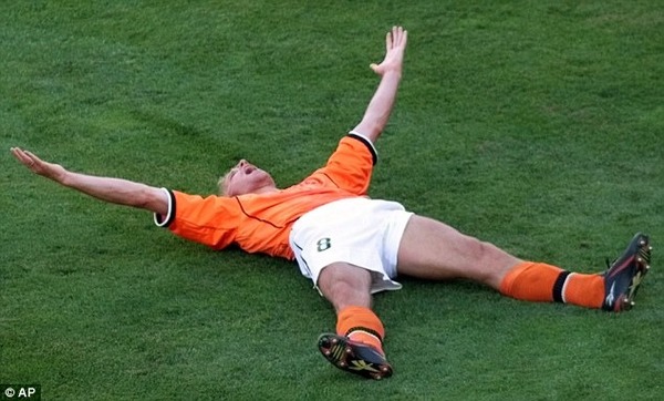 Lors d'un quart de finale, un but splendide de Dennis Bergkamp a permis aux Pays-Bas d'éliminer......
