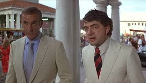 Dans quel film non-officiel de James Bond voit-on l'acteur Rowan Atkinson (alias Mr Bean) ?