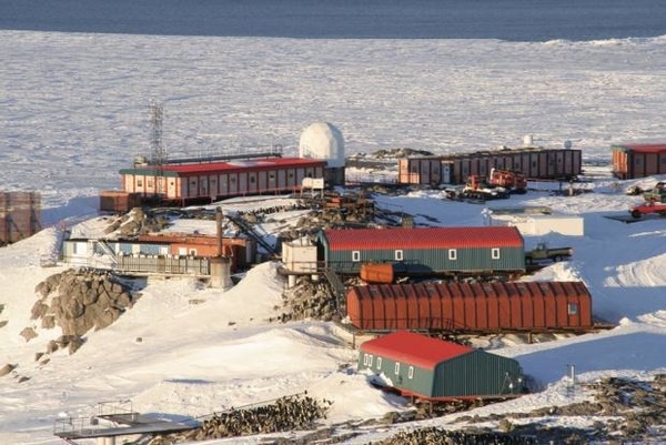 Quel territoire français en Antarctique est une réserve naturelle « consacrée à la paix et à la science » ?