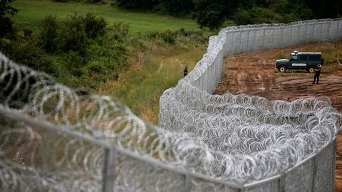 Enn 2015, quel pays a construit un mur de barbelés pour contenir l'afflux d'immigrés et de migrants ?