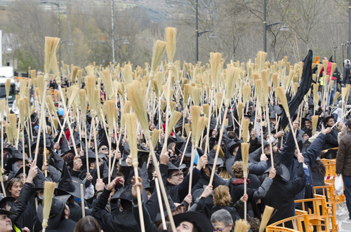 En 2013, la ville de Lleida, (Espagne) a vu plein de sorcières qui se réunissaient pour un rassemblement de sorcières lors de la "Bruixa d'Or". Combien y avait-il de sorcières ?