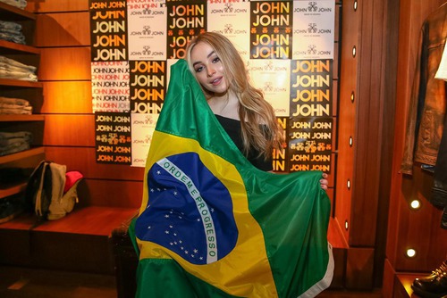 Em que ano Sabrina veio ao Brasil pela 1° vez ?