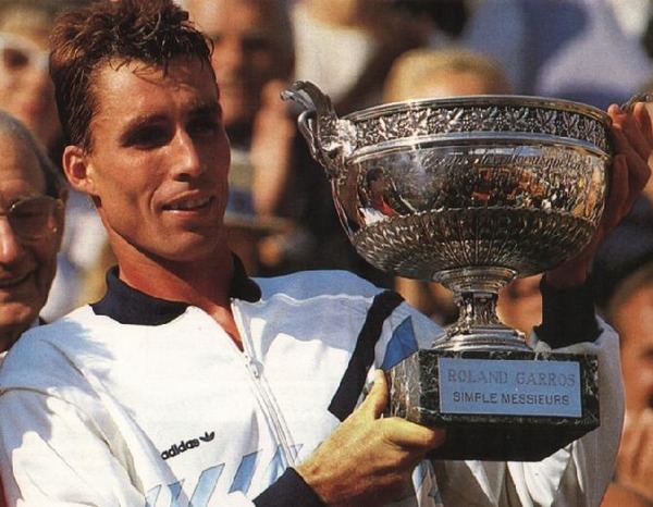 Lors de sa 2eme victoire à Roland Garros en 1986. Quel joueur a-t-il battu en finale ?