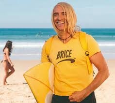 Comment se prénomme le héros surfeur incarné par Jean Dujardin en 2005 ?