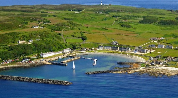 Quelle île peut-on relier par le ferry depuis Ballycastle sur la côte nord ?