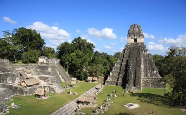 Dans quel pays peut-on visiter Tikal, l'un des plus grands sites archéologiques ?