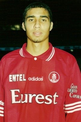 C'est avec l'AS Monaco qu'il débute sa carrière dans le Championnat de France.