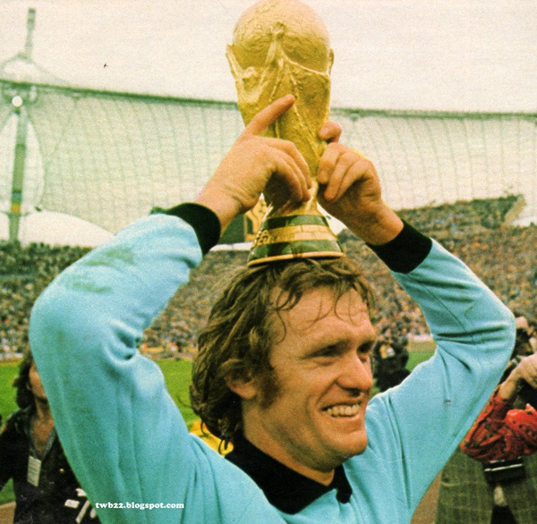 Il est allemand, et il est Champion du Monde en 1974. C'est ?