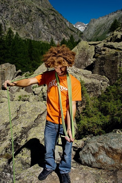 Escalade : que signifie lover une corde dans la terminologie des grimpeurs ?