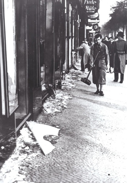 Combien de magasins et entrprises exploités par des juifs saccagés.