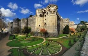 A quel roi de France doit-on la création du Château d’Angers et de ses 17 tours ?