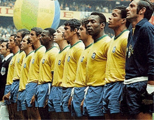 Le roi Pelé est l'unique joueur de football à avoir remporté trois fois la Coupe du monde de football, en ...