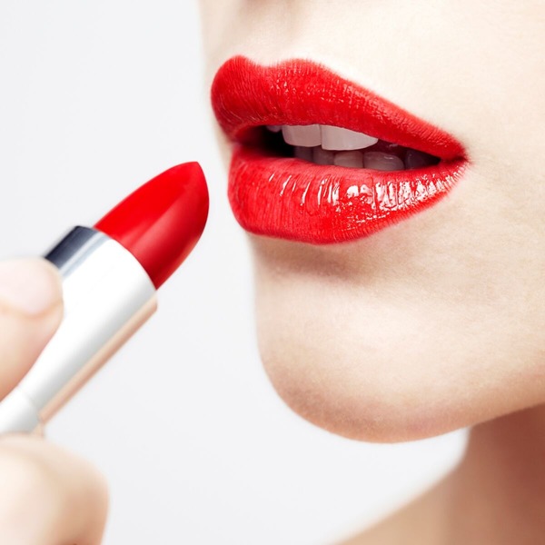Quel était le pourcentage des femmes en France qui mettaient quotidiennement du rouge à lèvres avant la crise sanitaire ?