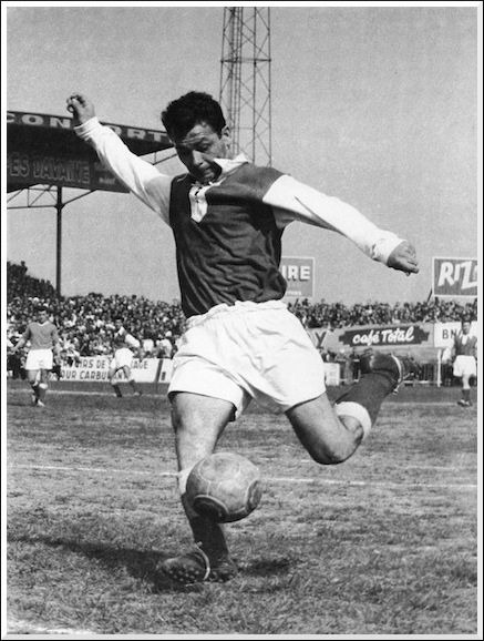 Sous le maillot de Reims, il a participé à la première finale de la Ligue des Champions en 1956.