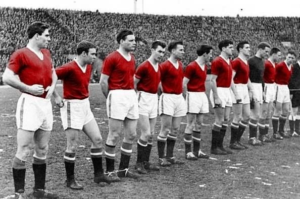 Comment était surnommée la génération de jeunes joueurs de Manchester United, décimée dans un accident d'avion en 1958 ?