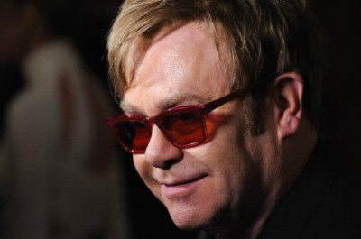 Avec qui Elton John établi-t-il un duo pour interpréter "Donner pour donner"?