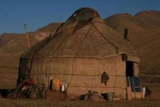 Quel nom porte la tente en feutre ou en peau des nomades turcs et mongols ?