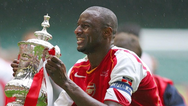 En 2002 avec Arsenal, il a remporté .....