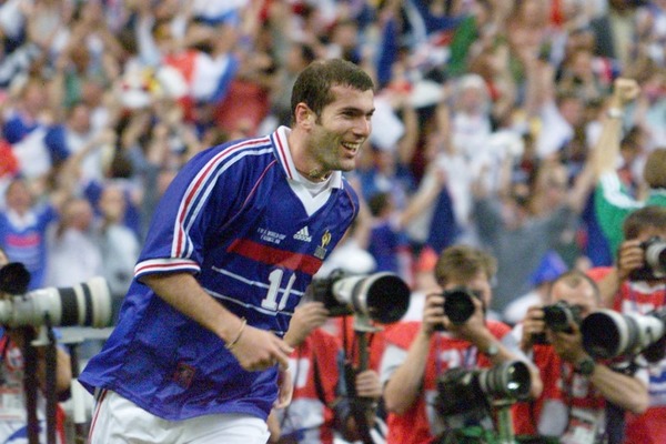 De quelle façon Zinédine Zidane a-t-il inscrit 2 buts lors de la finale France-Brésil ?