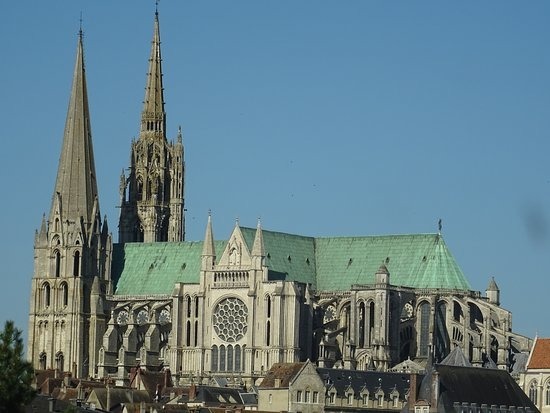 Dans quelle cathédrale, de style gothique, Henri IV fut-il sacré en 1594 ?