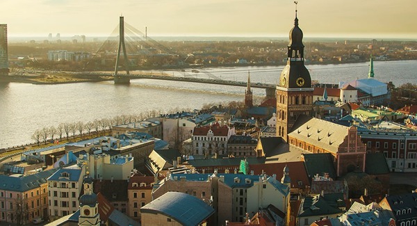 Combien la Lettonie compte-t-elle de pays limitrophes ?