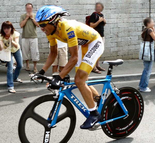 Lorsqu'il remporte le Tour de France en 2007, à quelle équipe Alberto Contador appartenait-il ?