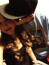Qui embrasse Ariana sur la joue ?