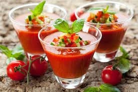 Comment s'appelle le potage froid dont la base est réalisée avec des tomates mixées ?