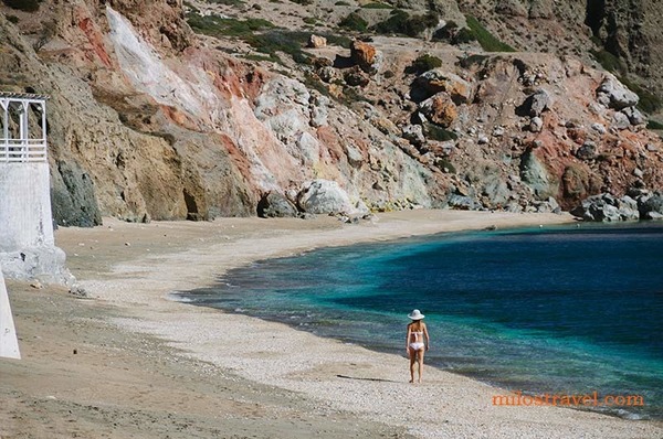 Combien trouve-t-on de plages sur l'île de Milos ?