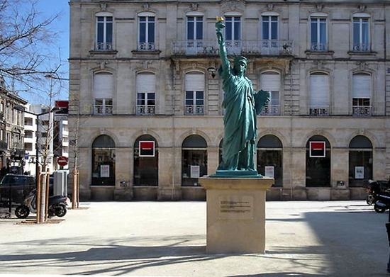 Mais pourquoi il y a-t-il une statue de la liberté à Bordeaux ?