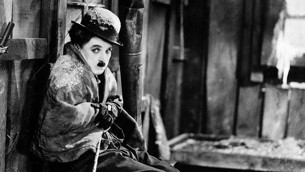 Dans quel film de 1925, Charlie Chaplin se retrouve-t-il dans une cabane sous la neige ?