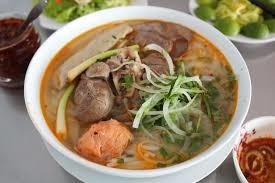 Quel est l'un des ingrédients principaux de la soupe traditionnelle bún bò Huế ?