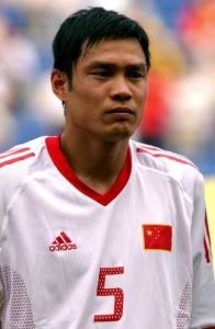 Une des légendes du football chinois, il fut le premier à joué en Premier League ?