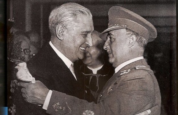 Qui Salazar soutient lors de la Guerre d'Espagne (1936 - 1939) ?