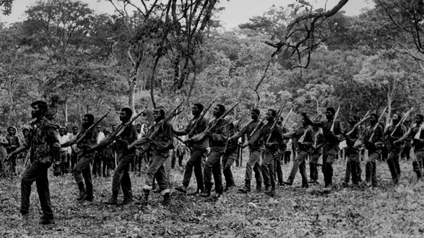 La guerre civile en Angola éclate dès l'indépendance de l'Angola. Mais pendant quelle période :