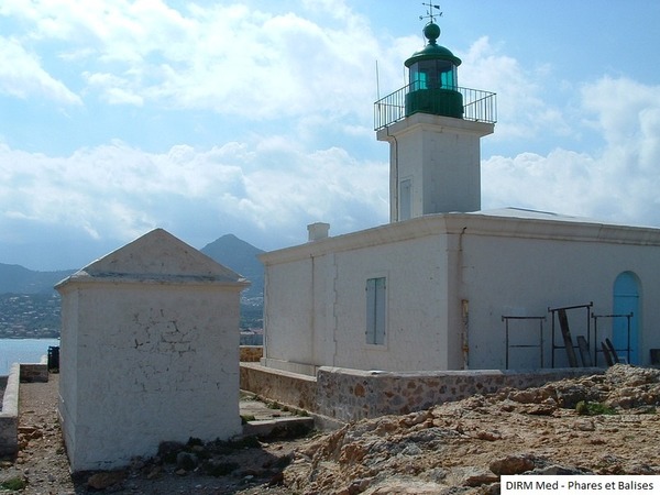 Où dois-je me rendre pour visiter le fameux Phare de la Pietra ?