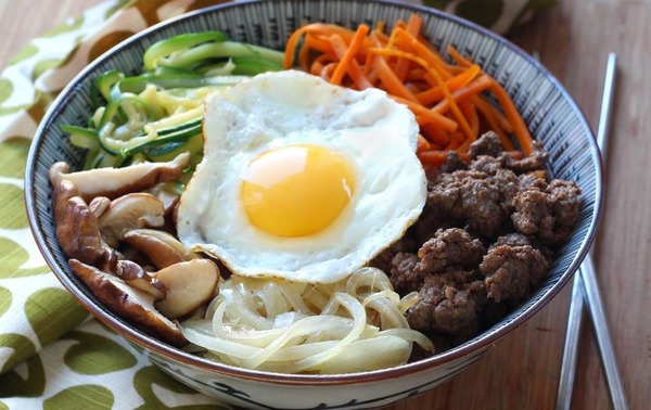 Quel est le nom du plat coréen composé de riz, viande, légumes et surmonté d’un oeuf au plat ?